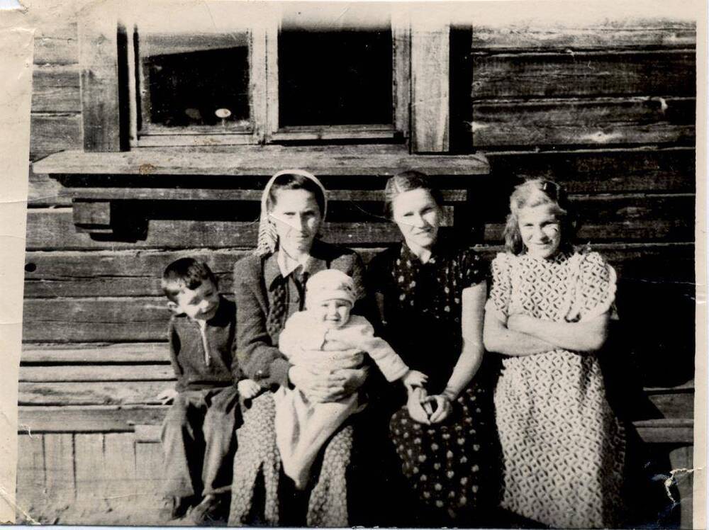 Фото чёрно-белое, групповое Жительницы ул.Пионерской г. Печора, 1957 г.