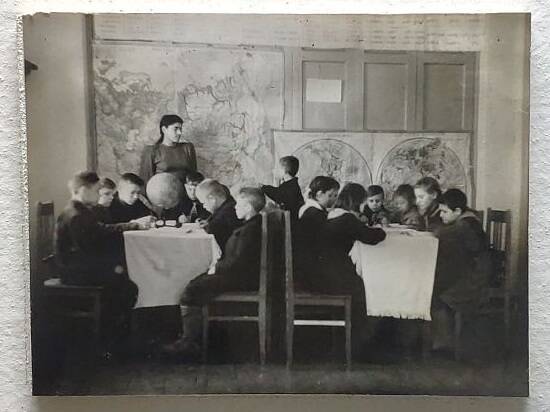 Фото: Детский дом. Урок географии. Ведёт преподаватель Саликова.1951 г.
