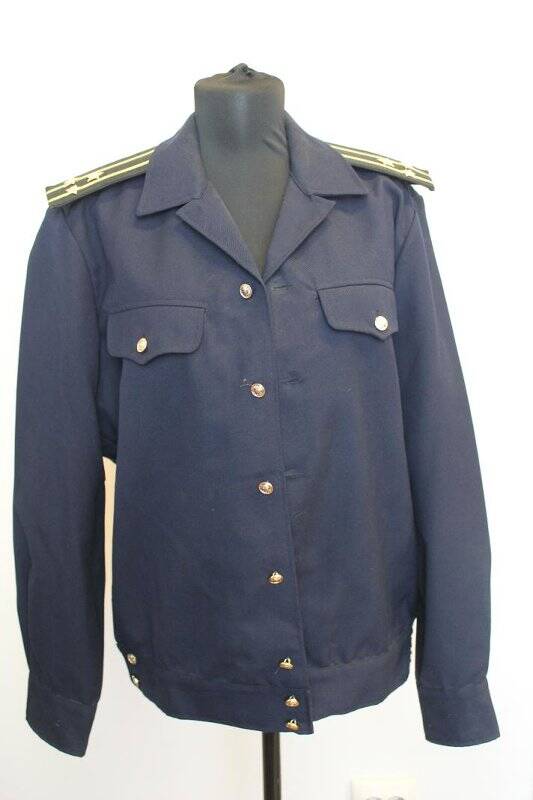 Куртка темно-синего цвета с погонами капитана 1 ранга. Принадлежала Кириллу Владимировичу Мерецкову.
