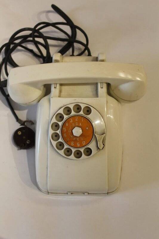 Аппарат телефонный проводной «ТА-60». Корпус прямоугольный, белого цвета, с круглым цифровым и буквенным диском.