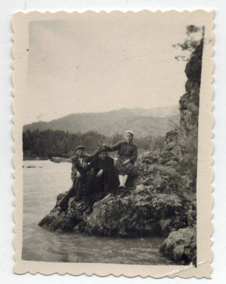 Фотография. Участники экскурсии по Алтайскому району на камне у реки.
