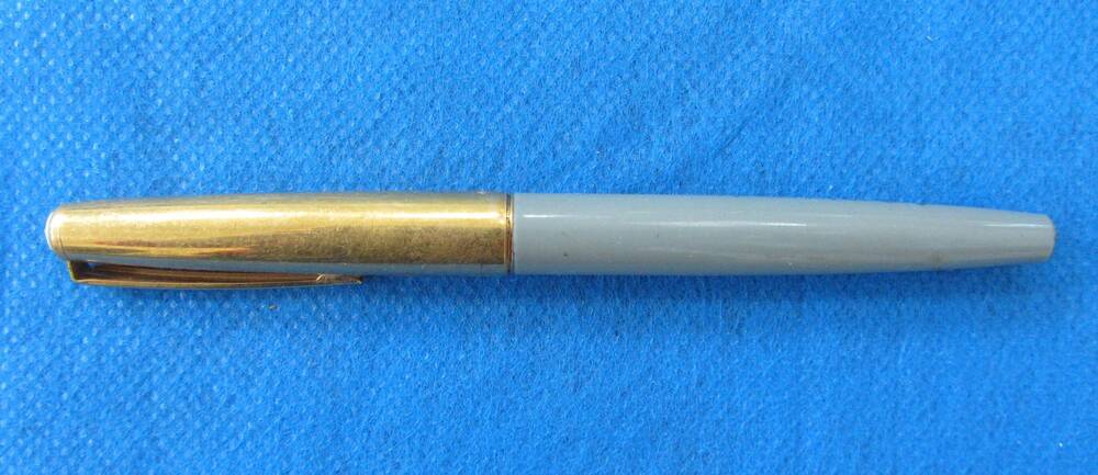 Ручка перьевая, раскручивающаяся, с баллончиком для чернил внутри, серого цвета, часть корпуса изготовлена из металла жёлтого цвета. Производитель неизвестен, начало 1970-х гг.