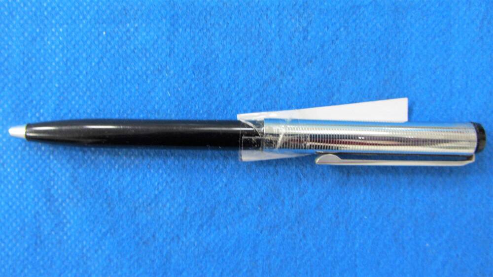 Ручка шариковая, автоматическая, в корпусе из пластмассы чёрного цвета и металла белого цвета. Производитель неизвестен, 1980-е гг.