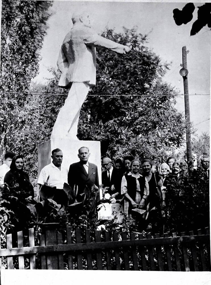 Фото  Ветераны комсомола Судоремзавода Краснослободска, у памятника В.И. Ленину, в канун празднования  50 летия ВЛКСМ