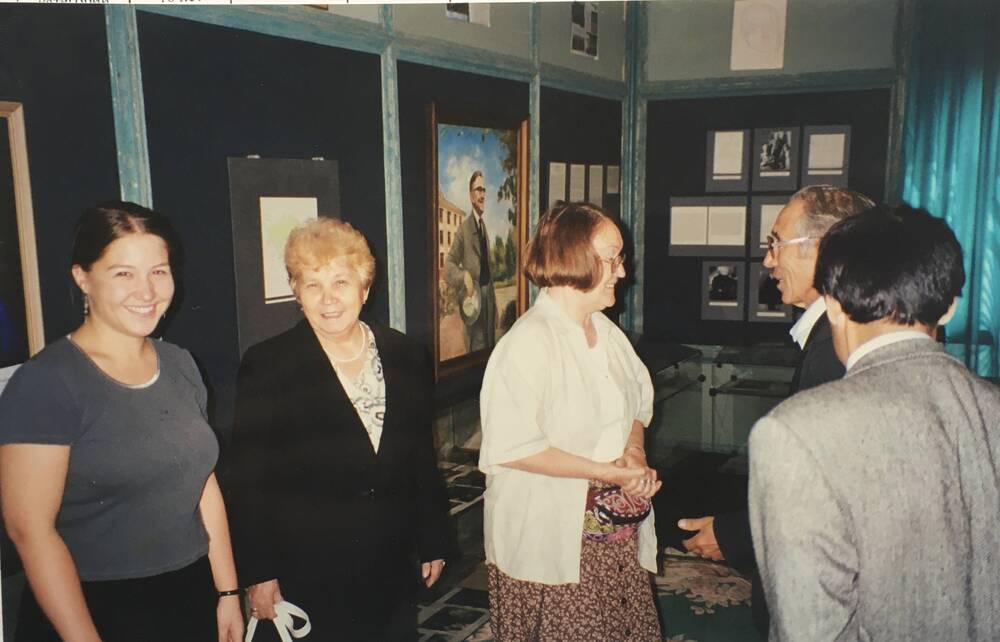 Фото цветное.  В музее А.З.Валиди; слева Сара Ариджанлы, Флюра Ахметшина,  Исенбике Тоган, К.Шаяхметов. Кузян,  2000 г.