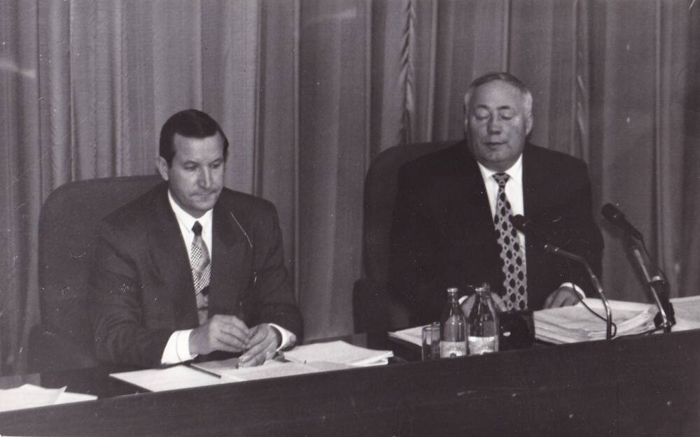 Фото групповое:  председатель Тамбовской  областной Думы Карев В. Н. (справа) и  заместитель председателя Конобеев Л. Н. (слева) в президиуме 38-го заседания  Тамбовской областной Думы 28 февраля 1997 г.