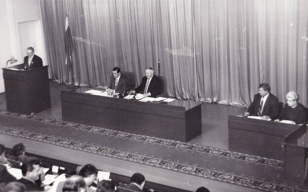 Фото групповое: президиум 38-го заседания  Тамбовской областной Думы 28 февраля 1997 г.