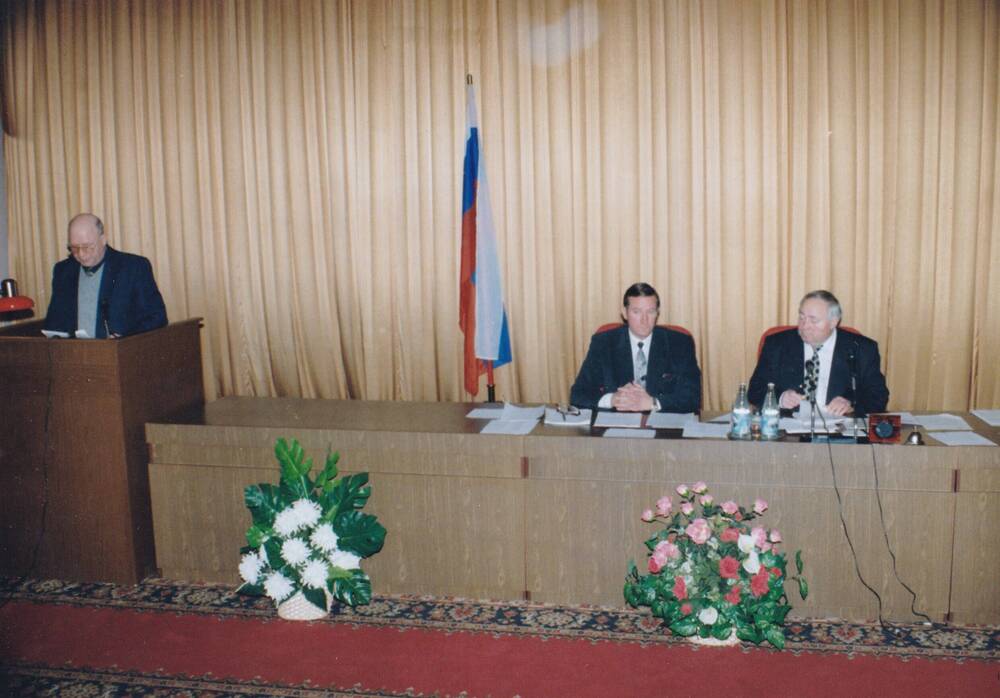 Фото цветное групповое: в Зале заседаний – президиум 50-го заседания  Тамбовской областной Думы