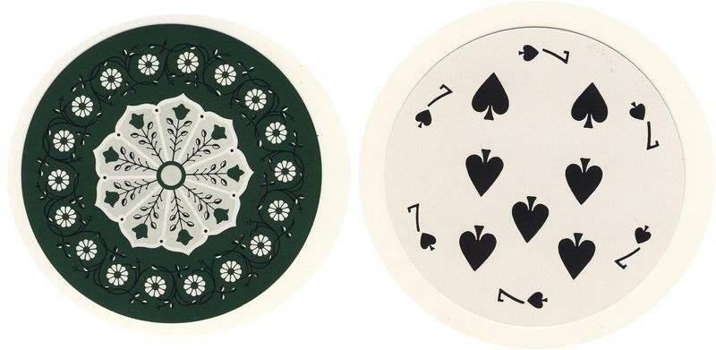 Семёрка пик из колоды карт игральных круглых