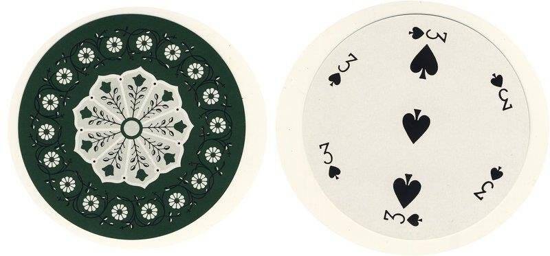 Тройка пик из колоды карт игральных круглых
