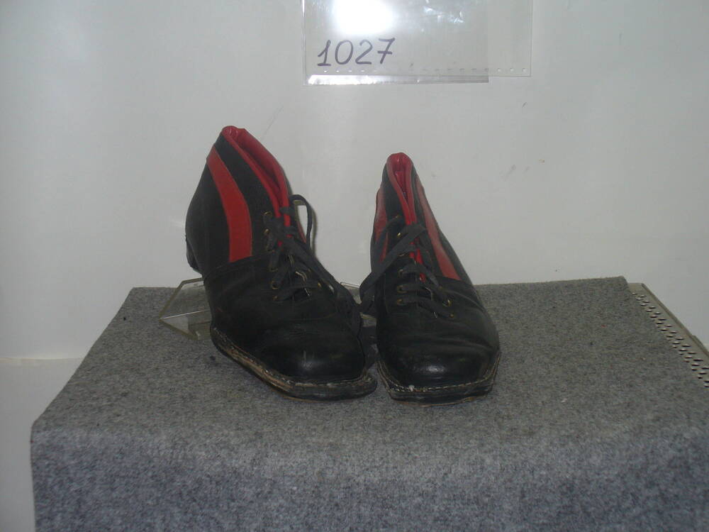 Ботинки лыжные, кожаные, черного цвета, комбинированные: носок из кожи гладкой фактуры, задник- из кожи с зернистой фактурой.