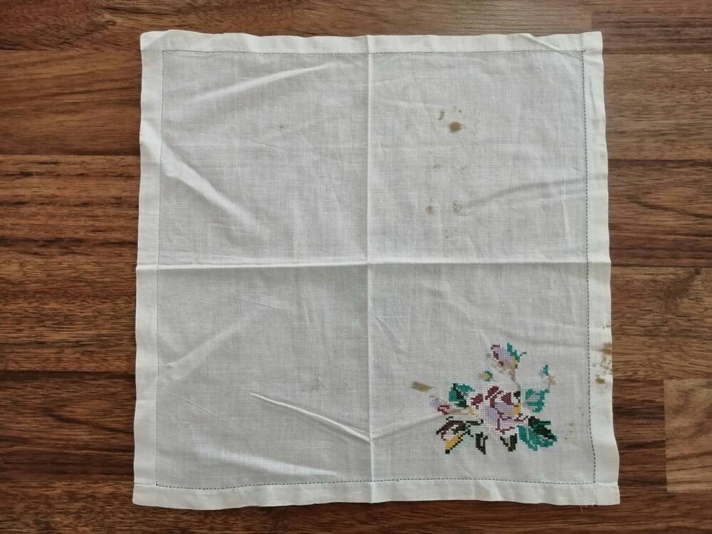 салфетка из х/б ткани с вышивкой