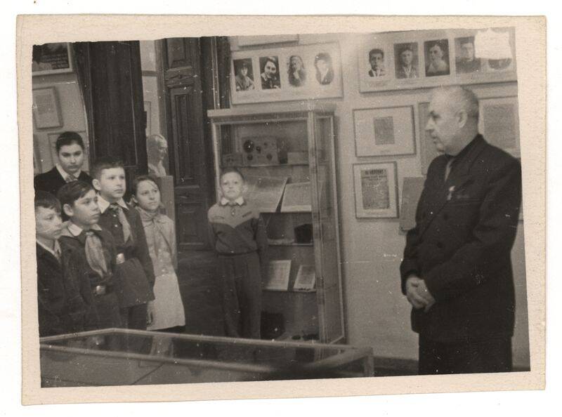 Фото. Учащиеся школы № 4 на встрече в честь 46-й годовщины Советской Армии в зале Краеведческого музея.