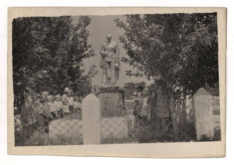 Фото. Члены кружка юных краеведов у братской могилы.