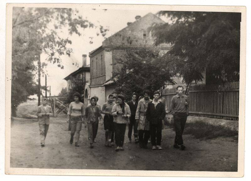 Фото. Члены кружка юных краеведов в Старочеркасске, на улице станицы.