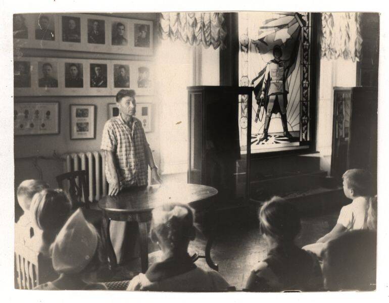 Фото. П.А. Зозуля, полный кавалер ордена Славы, на встрече в честь  Дня Победы в зале Краеведческого музея.