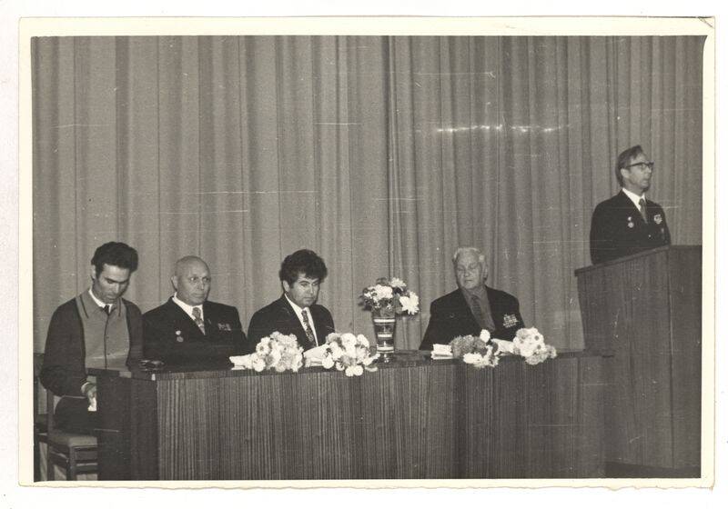 Фото. Президиум вечера, посвященного 30-летию революции в Болгарии, в зале Краеведческого музея.