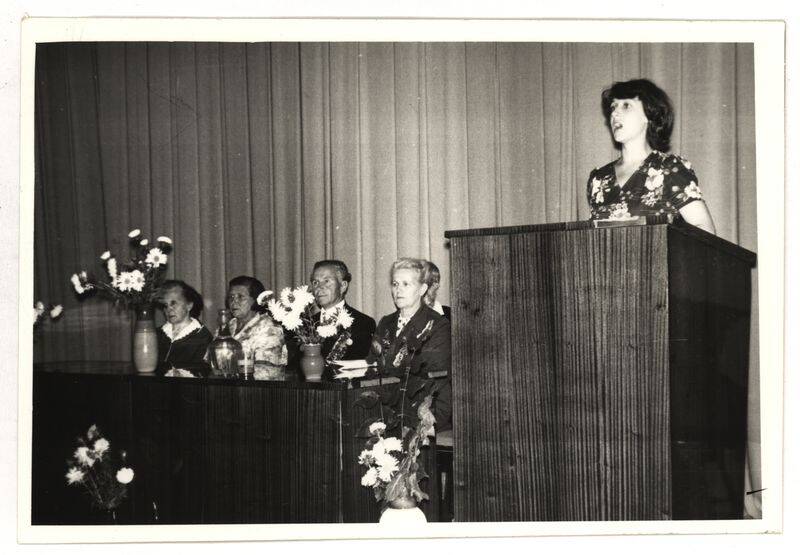 Фото. Президиум вечера в честь 35-й годовщины освобождения Таганрога от фашистов в Краеведческом музее. Выступление молодой женщины.