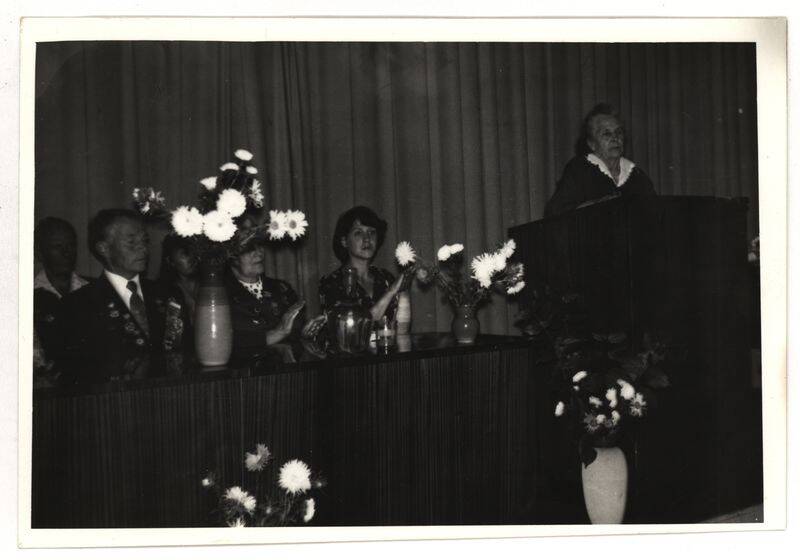 Фото. Президиум вечера в честь 35-й годовщины освобождения Таганрога от фашистов в Краеведческом музее. Выступление женщины.