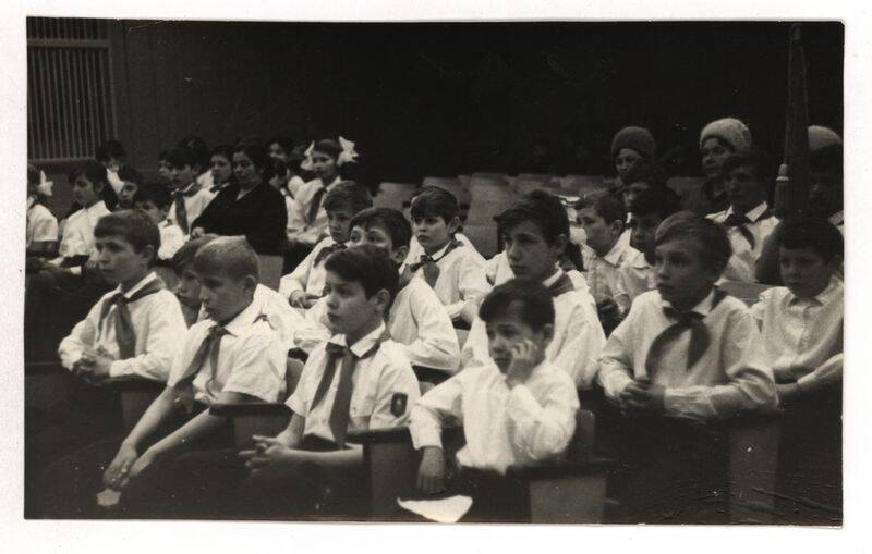 Фото. Школьники на встрече с участниками подпольного движения в зале Краеведческого музея.