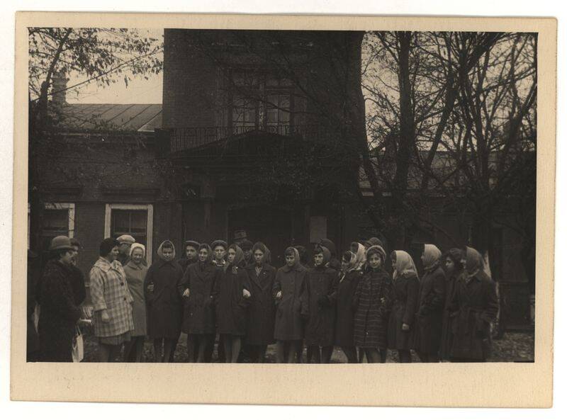 Фото. Учащиеся 8-го класса школы № 15 на экскурсии по городу, у дома Чайковского.