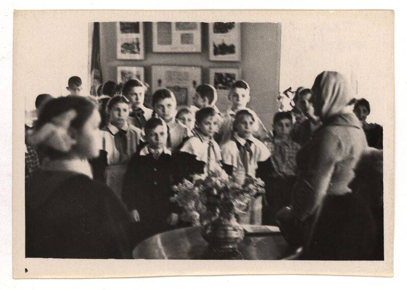 Фото. Учащиеся школы-интерната № 17 на встрече с честь Дня Победы в зале Краеведческого музея.