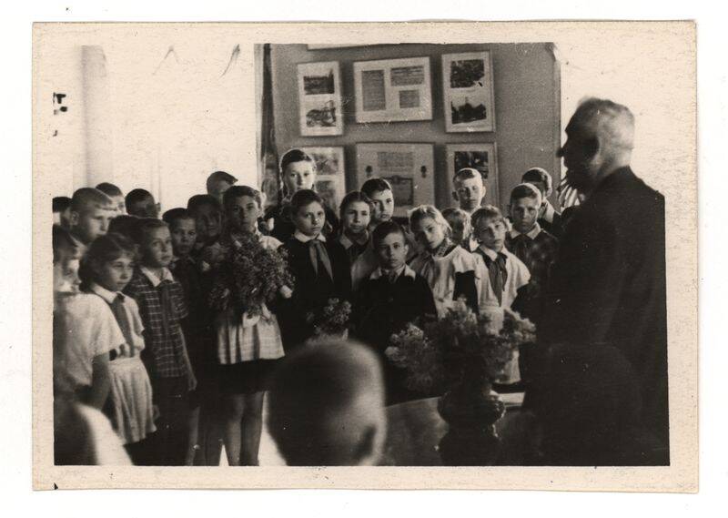 Фото. Учащиеся школы-интерната № 17 на встрече в честь  Дня Победы в зале Краеведческого музея.