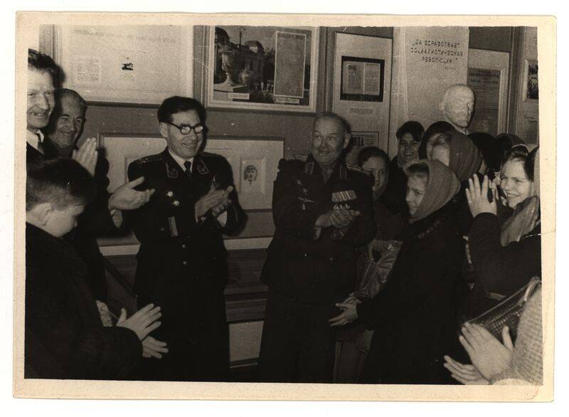 Фото. Учащиеся школы № 11 на встрече с комсомольцами 20-х годов в зале Краеведческого музея.