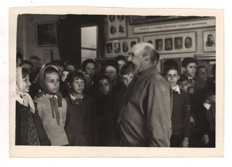 Фото. Учащиеся школы № 23 на встрече с А.П. Холявиным в зале Краеведческого музея.