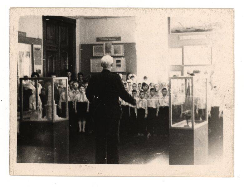 Фото. Учащиеся школы № 5 на встрече в честь 94-й годовщины со дня рождения В.И. Ленина в зале Краеведческого музея.