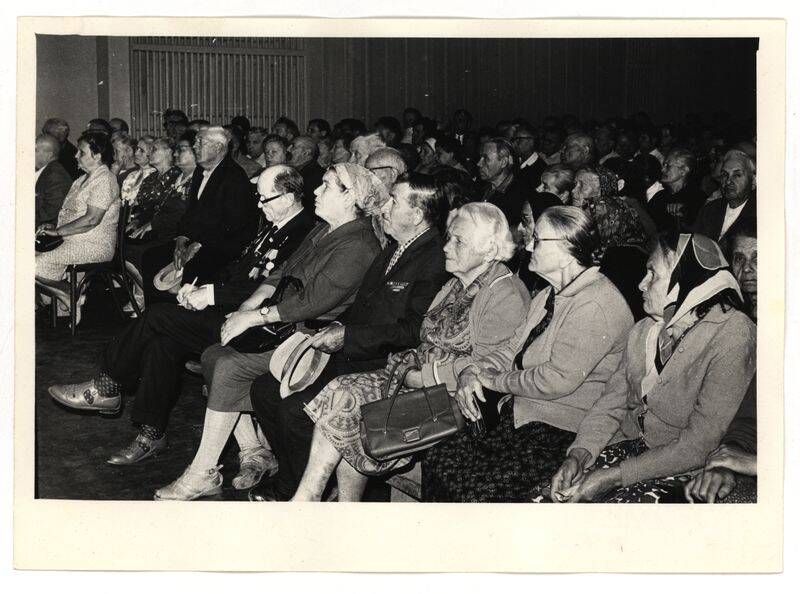 Фото. Участники встречи в честь 30-й годовщины освобождения Таганрога от фашистов в зале Краеведческого музея.