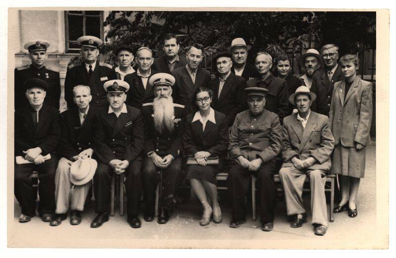 Фото. Ветераны установления Советской власти в Таганроге во дворе Краеведческого музея.