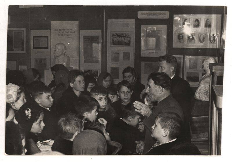 Фото. Встреча с участником установления Советской власти в Таганроге Т.А. Касьяненко в Краеведческом музее.