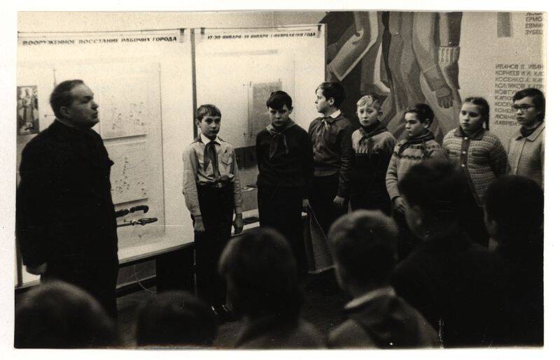 Фото. Встреча в честь 54-й годовщины установления Советской власти в Таганроге в Краеведческом музее.