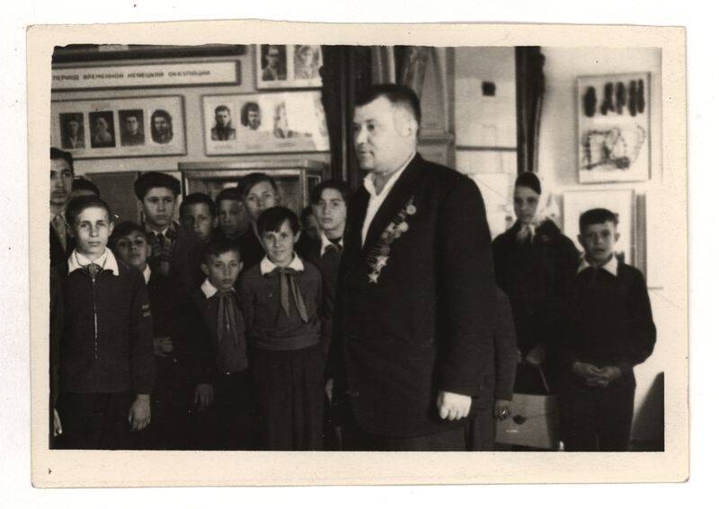 Фото. Учащиеся школы № 23 на встрече с Н.И. Черниченко в зале Краеведческого музея.