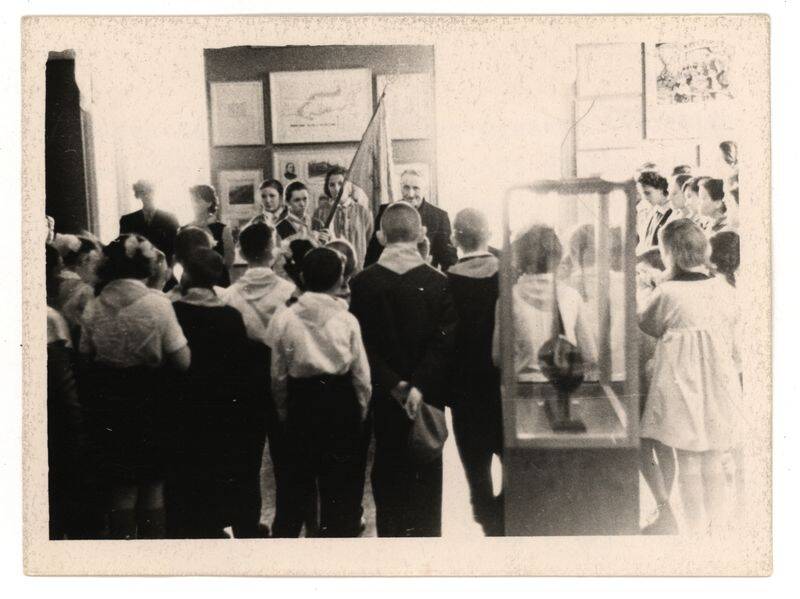 Фото. Учащиеся школы № 31 на встрече в честь 94-й годовщины со дня рождения В.И. Ленина в зале Краеведческого музея.