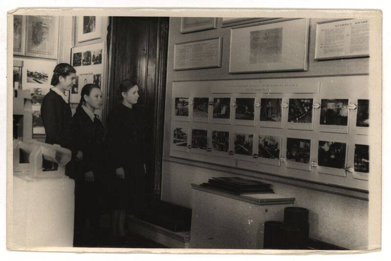 Фото. учащиеся школы на экскурсии в Краеведческом музее, в зале промышлености.