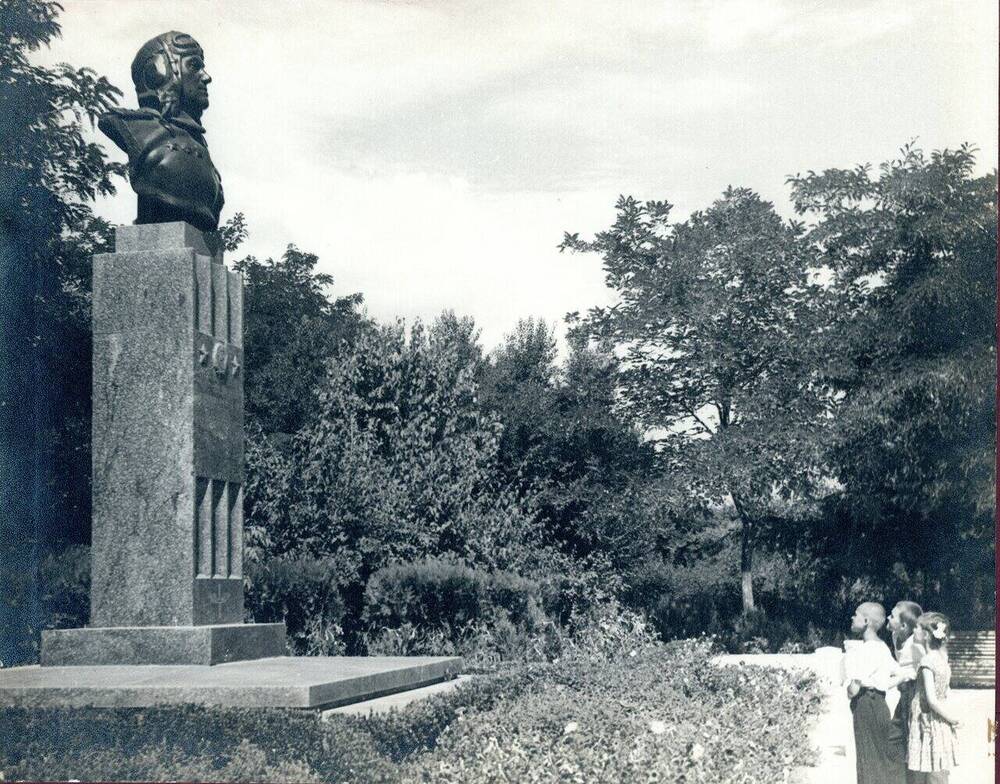 Фотография. Бюст Е. Савитского - дважды героя СССР, установлен на парковой магистрали в 1950-м году. Архитектор Н. Лоренцов. 