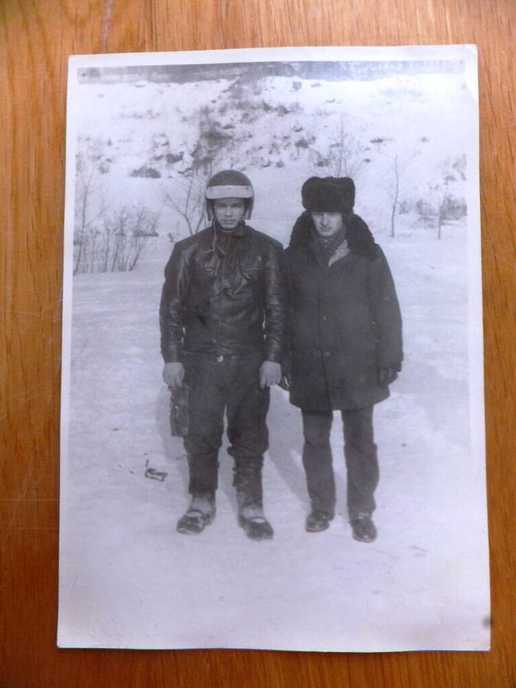Фото. Ковригин Ю.Н. и Меньшиков Е.В. в тополиной роще, 1981 год.