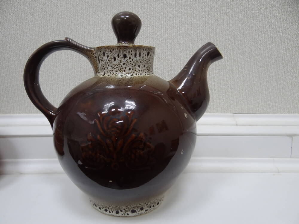 Чайник доливной керамический, темно-коричневого цвета, с крышкой и вертикальной ручкой