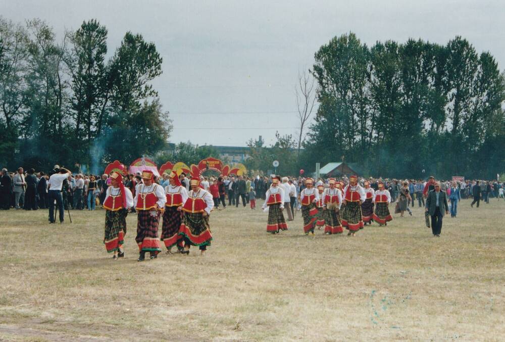 Фото цветное групповое: фольклорный ансамбль готовится к выступлению  на  празднике «Урожай – 2002» 7 сентября 2002 г. на ипподроме г. Тамбова
