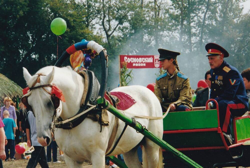 Фото цветное групповое: праздник «Урожай – 2002». Тамбовские казаки