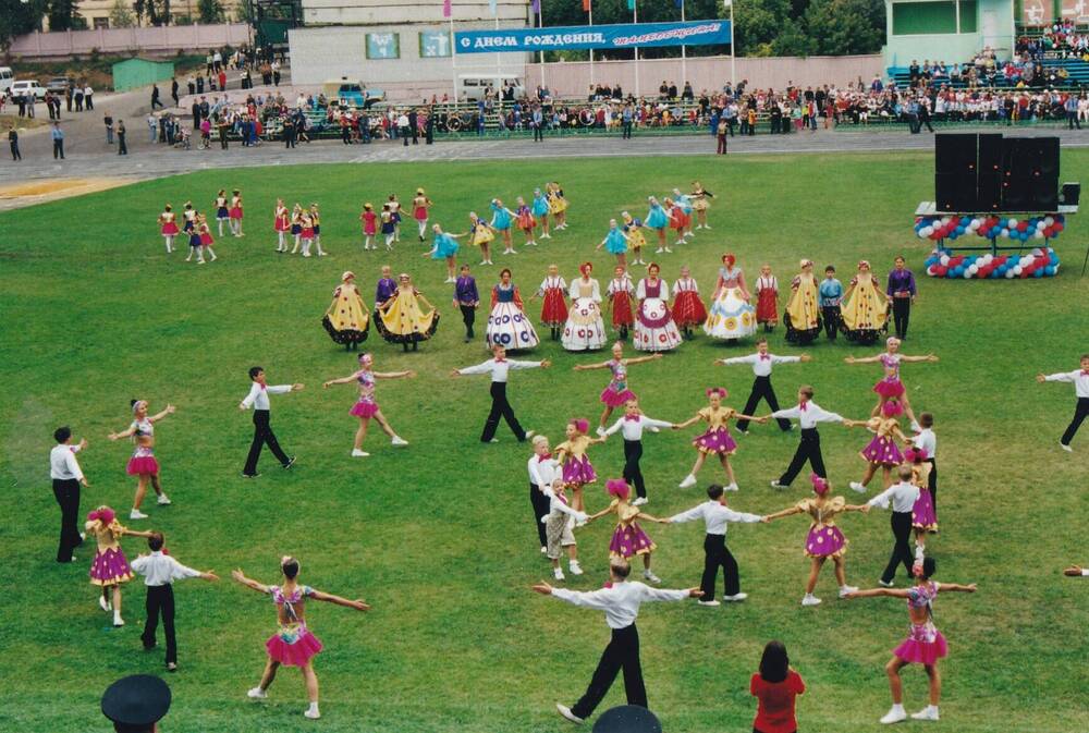 Фото цветное групповое: праздничный гала-концерт на стадионе «Спартак» 7 сентября 2002 г.,  посвященный  65-летию Тамбовской области. Выступают детские танцевальные коллективы