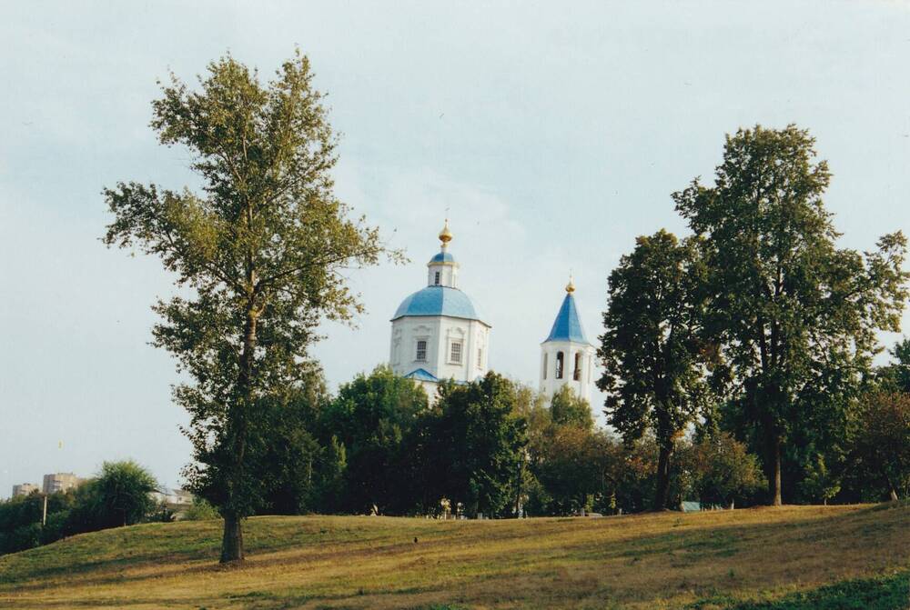 Фото цветное: вид на Покровскую церковь с набережной р. Цны