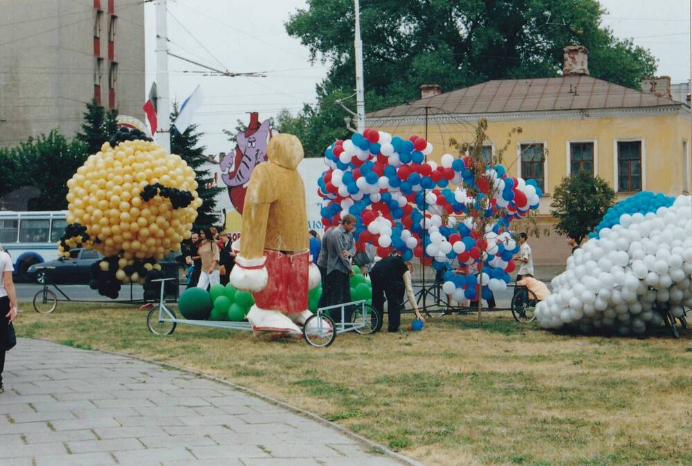 Фото цветное: выставка воздушных шаров на ул. Советской г. Тамбова (возле  монумента «Тамбовский колхозник») 7 сентября 2002 г.