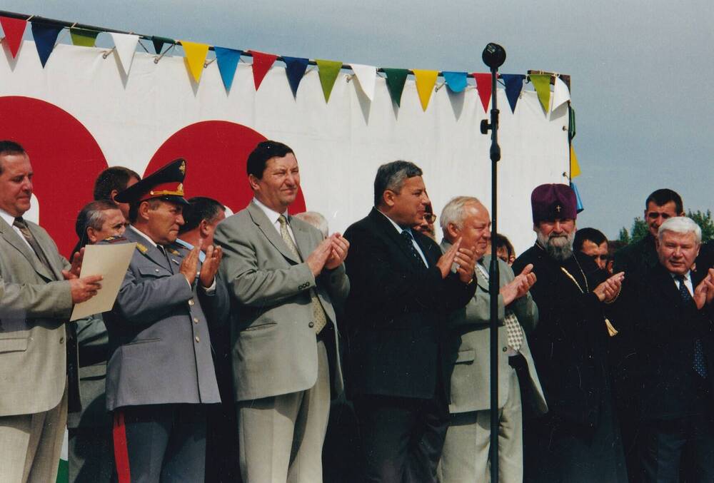 Фото цветное групповое:  руководители области и гости г. Тамбова на трибуне   Тамбовского ипподрома на празднике «Урожай – 2002» 7 сентября 2002 г.