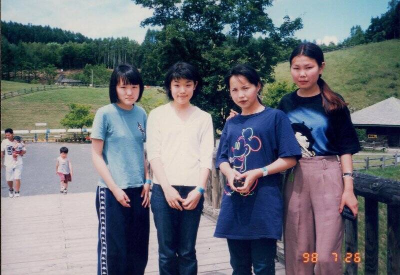 Фотография групповая. Киле Светлана и Китазима Марина - участники ансамбля «Мэнгумэ Илга» с японскими девочками