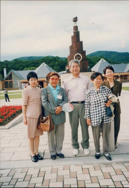 Фотография групповая. Ким Юн Син и Бельды Нина Докимбовна в г. Китами
