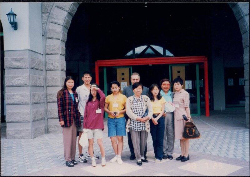 Фотография групповая. Участники ансамбля «Мэнгумэ Илга» на входе в музей г. Китами