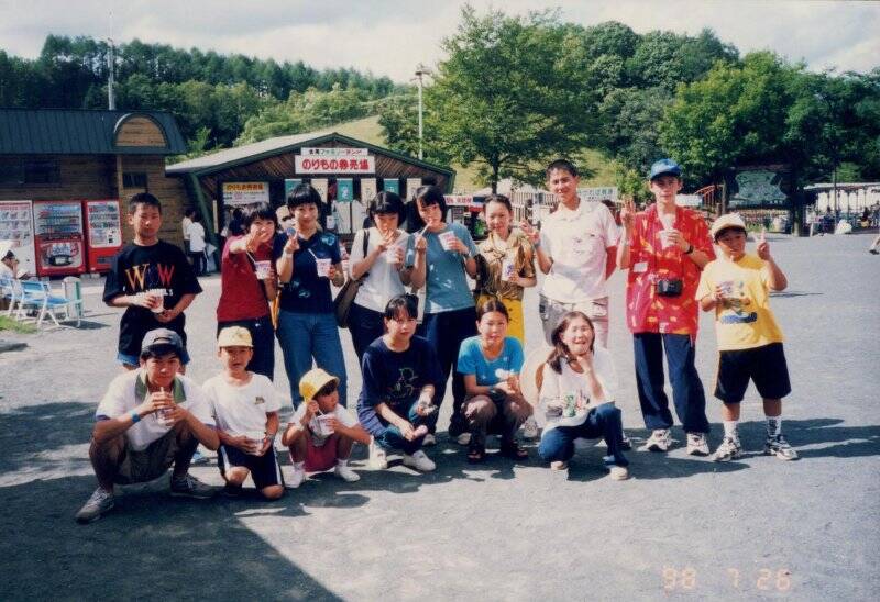 Фотография групповая. Участники ансамбля «Мэнгумэ Илга» с японскими детьми в парке